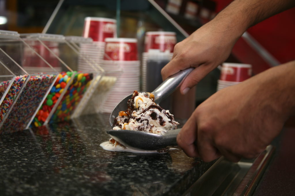 cold stone creamery ice cream franchises employee scooping ice cream