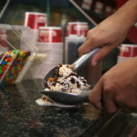 cold stone creamery ice cream franchises employee scooping ice cream